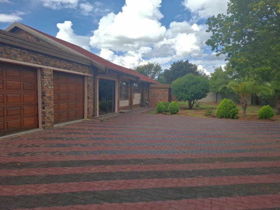 5 Bedroom Property for Sale in Fichardt Park Free State